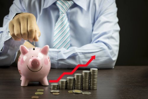 Homem mostrando como economizar