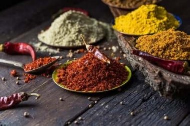 5 especiarias naturais para combater a dor no joelho