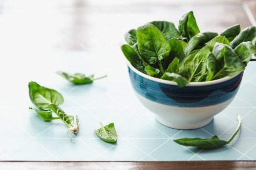Por que deveríamos comer espinafre cru? 5 benefícios