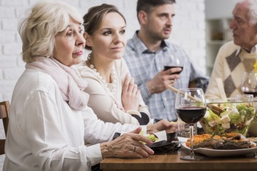Familia falando de finanças na mesa