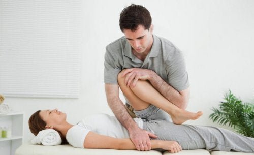 Paciente em fisioterapia: recuperar de uma lesão muscular