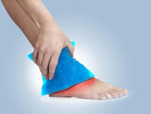 Compressa de gelo no tornozelo para se recuperar de lesão muscular