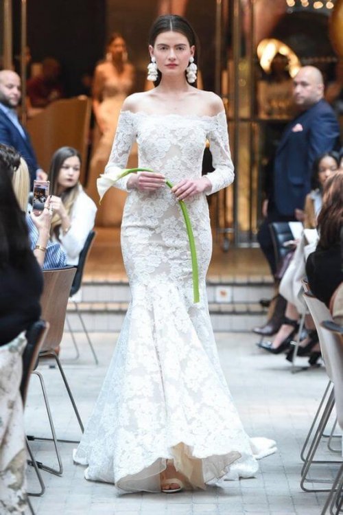 Muitas grifes de vestidos de noiva para escolher