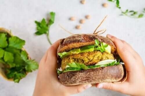 2 tipos de hambúrgueres veganos para provar