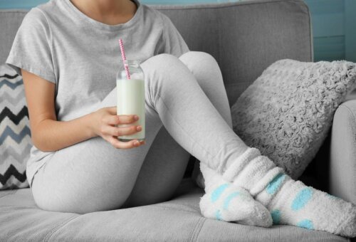 Leite com mel para tratar a afonia