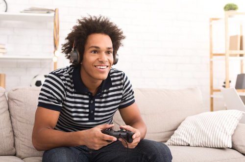 Menino jogando
