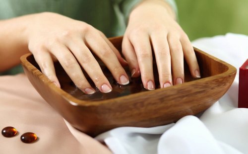 Mergulhe as unhas na água