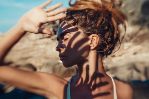 Mulher se protegendo do sol