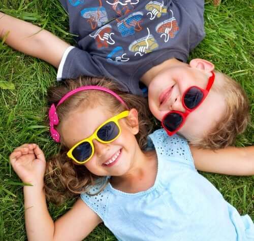 Conselhos sobre o uso de óculos de sol para crianças