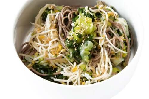 Receita vegana deliciosa: salada de macarrão soba e tempeh