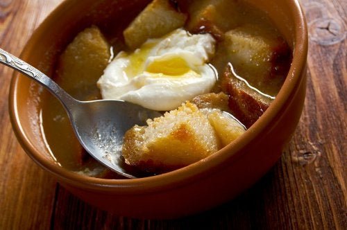 Sopa de alho com ovo escalfado