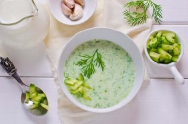 Como preparar a sopa de pepino e milho doce?