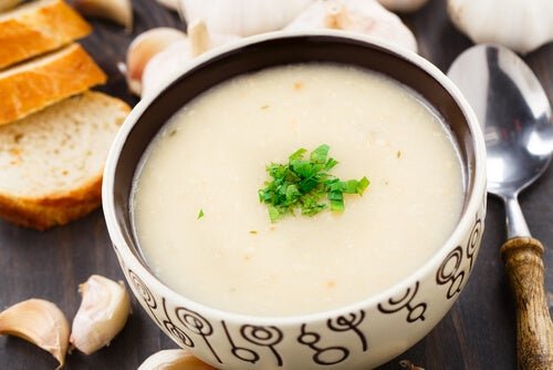 Receitas fáceis de sopa de alho vegana