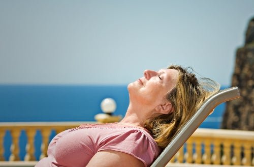 Mulher tomando sol sem protetor solar