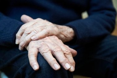 Tremor essencial: sintomas, causas e tratamentos
