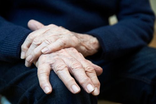 Tremor essencial: sintomas, causas e tratamentos
