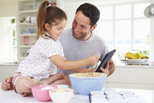Pai com filha fazendo receitas sem lactose