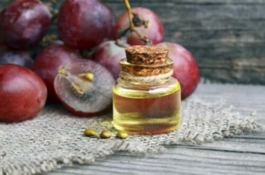 Aprenda a preparar um creme antirrugas noturno com óleo de uva