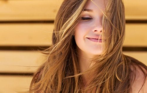 Cabelo saudável com tratamentos de coco e argila