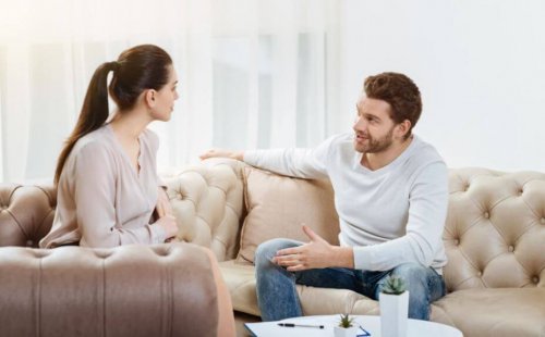 Casal dialogando para resolver os problemas