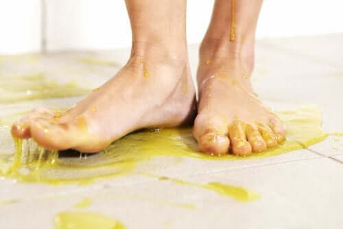 Como limpar resíduos pegajosos do piso