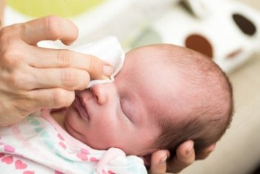 Como tratar os olhos lacrimejantes em bebês