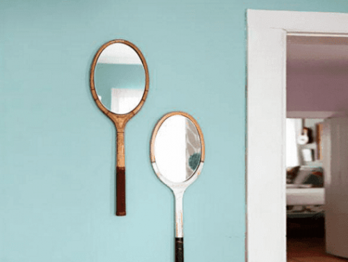 Espelhos com raquetes velhas
