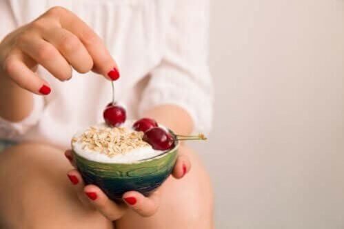 3 maneiras de consumir iogurte no café da manhã e seus benefícios
