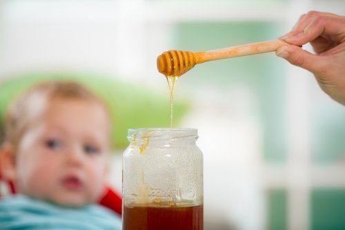 Por que os bebês não podem comer mel?