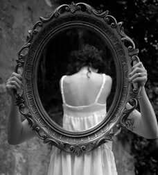 Mulher dando as costas