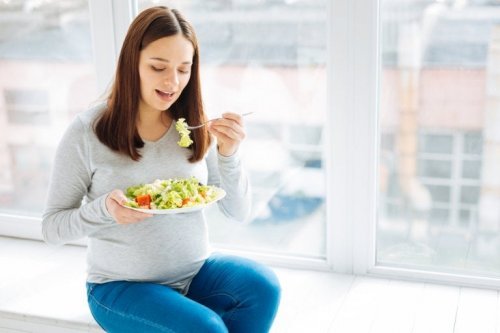 Mulher se alimentando bem durante o período de amamentação