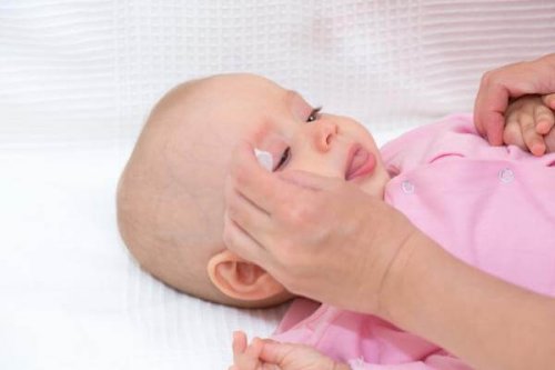 Bebê com olhos lacrimejantes
