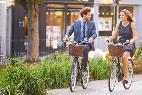 mulher atraindo cara por quem está interessada