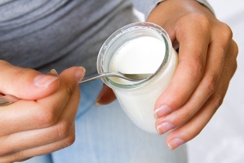 O iogurte natural ajuda no tratamento da síndrome da fadiga crônica.