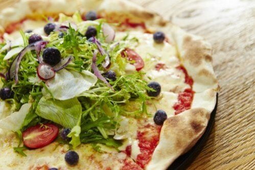 Como preparar uma pizza de salada?