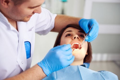 Dentista começando um tratamento de canal