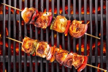 3 receitas de espetinhos de peru saudáveis