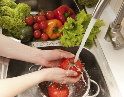 Lavar bem os alimentos é fundamental para a saúde