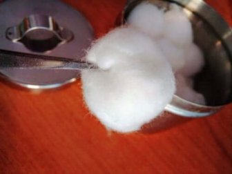 3 truques de limpeza usando bolas de algodão 