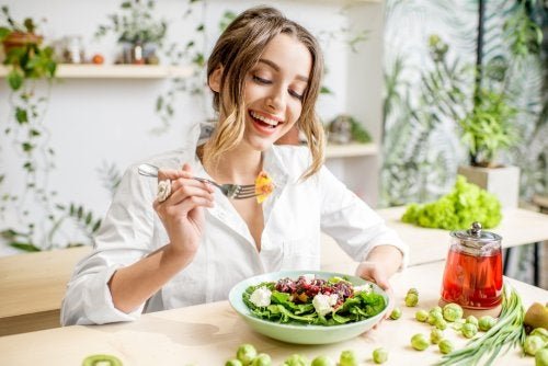 7 dicas de alimentação para cuidar cabelos e unhas