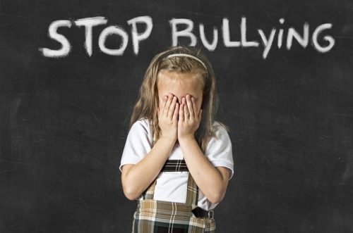 Menina sofrendo de Bullying