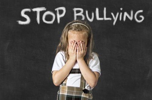 Menina sofrendo de Bullying