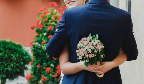 Noiva segurando buquê de casamento