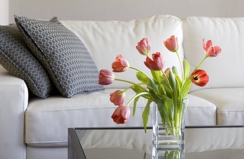 Arranjos de mesa minimalistas para decorar a sala