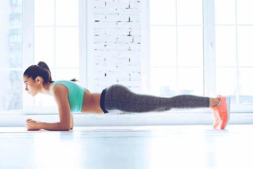 4 exercícios para treinar seus ombros e abdominais