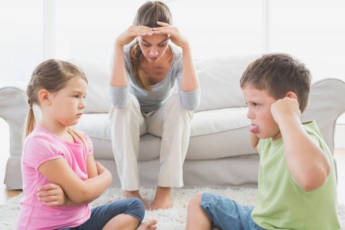 Crianças com rebeldia infantil na presença da mãe