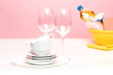 5 receitas para fazer um detergente para lavar a louça caseiro