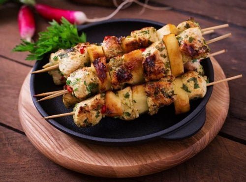 Espetinhos de peru deliciosos e saudáveis por serem de carne branca.