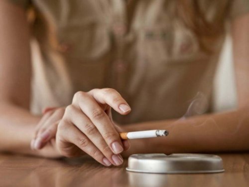 Fumar pode causar o aparecimento de fios brancos
