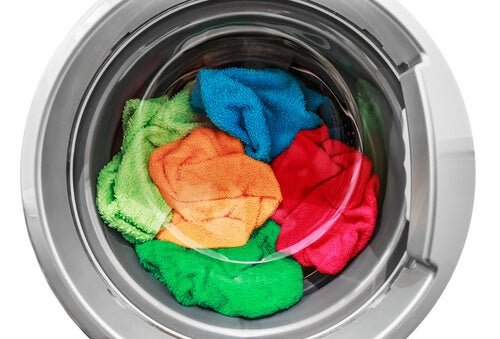 Lavar as roupas de algodão na máquina